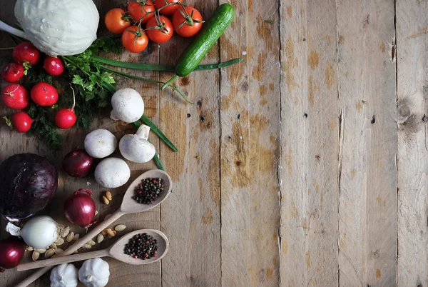 Légumes frais du marché des agriculteurs d'en haut avec espace de copie — Photo