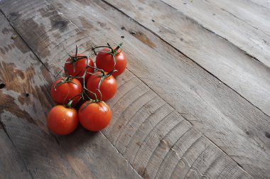Kırmızı kiraz domates dokulu rustik ahşap üzerinde yalan