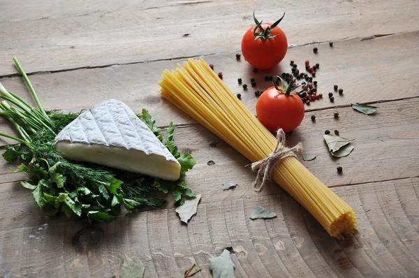 Queso Brie con eneldo de hierbas y perejil con diferentes tipos de fideos espaguetis —  Fotos de Stock