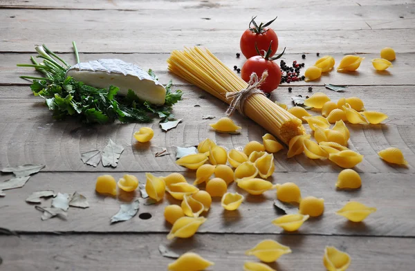 Hermelín s bylinkami kopr a petržel s různými typy špagety nudle — Stock fotografie