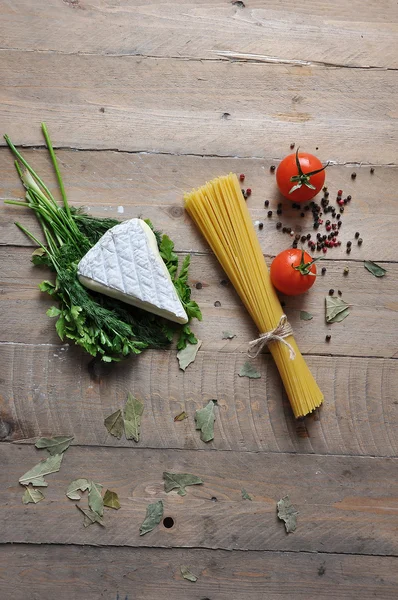 Brie kaas met kruiden Dille en peterselie met verschillende soorten spaghetti noedels — Stockfoto