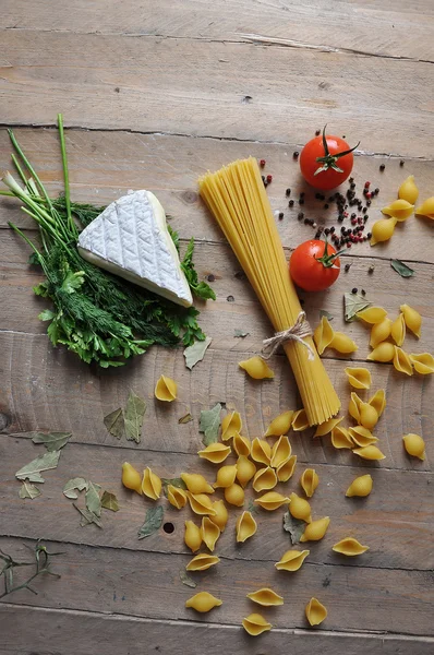 Queso Brie con eneldo de hierbas y perejil con diferentes tipos de fideos espaguetis —  Fotos de Stock