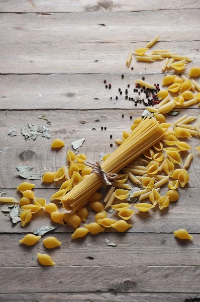 Concepto de cocina. Pastas italianas sin cocer: vermicelli, espaguetis con cordel sobre fondo de madera —  Fotos de Stock