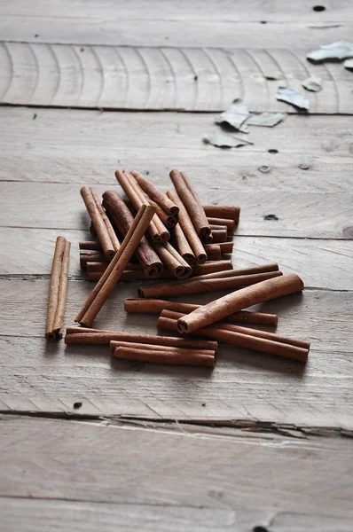 Primer plano de palos de canela uno encima del otro en la madera . —  Fotos de Stock