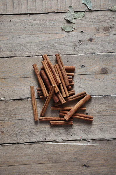 Primer plano de palos de canela uno encima del otro en la madera . —  Fotos de Stock