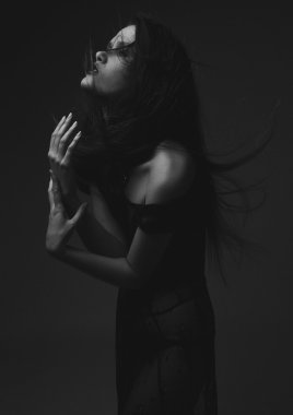 Bir kız güzel kızıl saçlı, koyu dudaklar ve anlamlı gözleri portresi. Koyu arka plan stüdyo kayıt