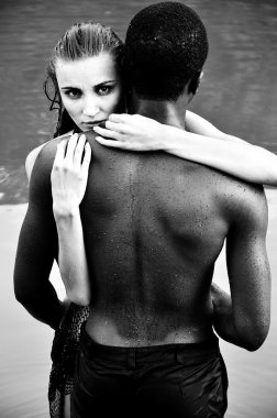 Moda fotoğraf seksi zenci kadınla seksi sevgili, güzel beyaz romantizm