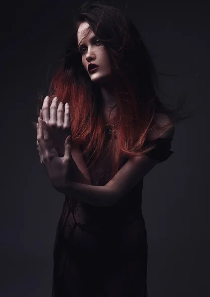 Retrato de una chica con hermoso pelo rojo, labios oscuros y ojos expresivos. Grabación en el estudio con fondo oscuro —  Fotos de Stock