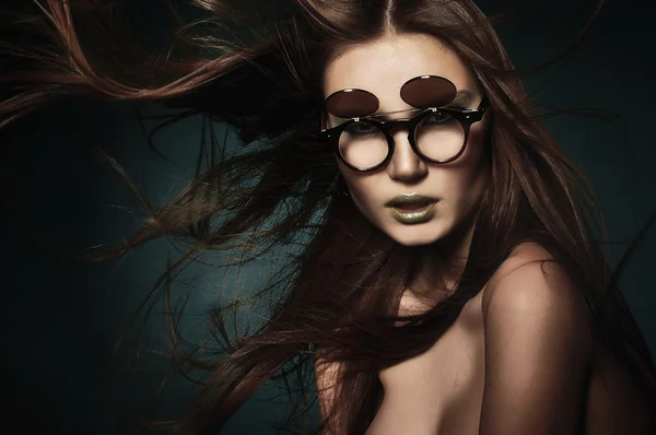 Sexy femme chaude dans des lunettes sur fond noir. Gros plan — Photo