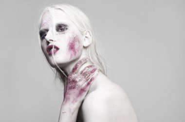 Beyaz saç. Yüz sanat ve vücut sanatı olan kadın. Boyalı kız portre Studio beyaz arka plan üzerinde.