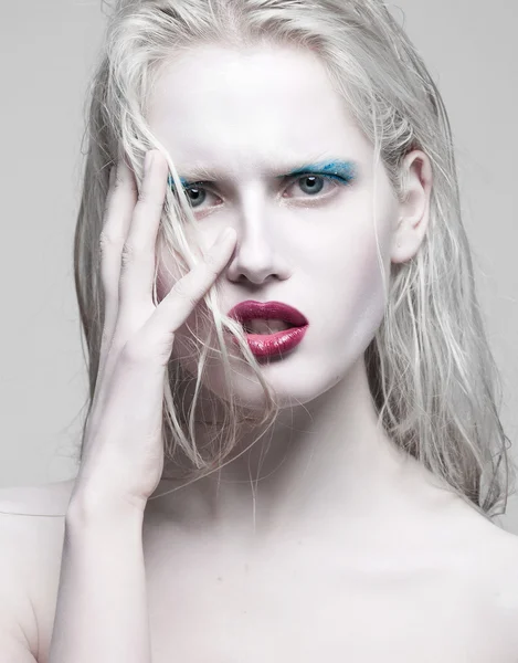 Chica modelo de belleza de alta moda con maquillaje azul y largos exuberantes. Labios Rojos. Lápiz labial oscuro y piel blanca. Retrato de estilo Vogue — Foto de Stock