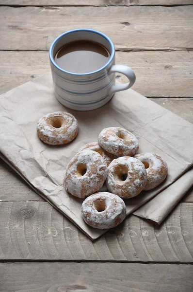 Guten Morgen oder einen schönen Tag fröhliche Weihnachtsbotschaft Konzept - blaue Tasse schaumigen Kaffee Lebkuchen weiße Schokoladenkekse — Stockfoto