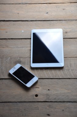 Yepyeni beyaz Apple ipad mini ve Iphone 4s, Apple Inc tarafından geliştirildi