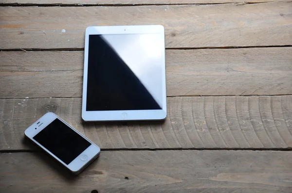 Новый белый Apple iPad mini и Iphone 4s, разработанные Apple inc — стоковое фото
