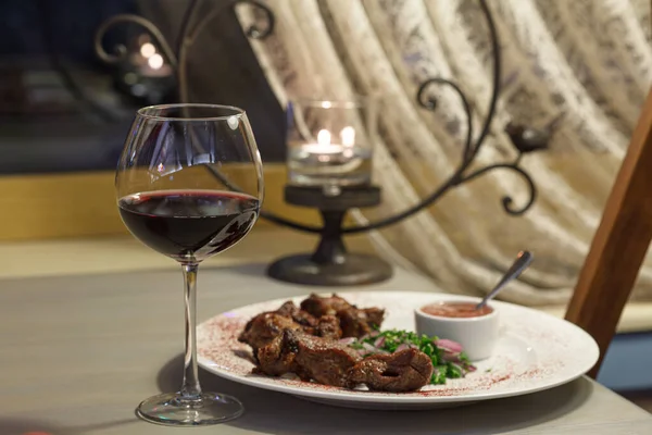 Restoranda klasik akşam yemeği.
