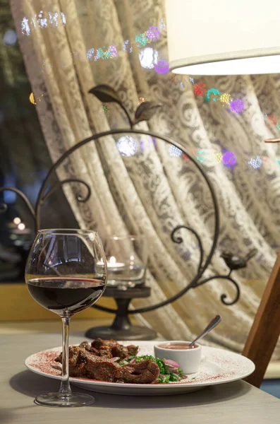 Restoranda klasik akşam yemeği.