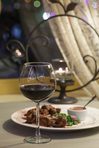 Restoranda klasik akşam yemeği.
