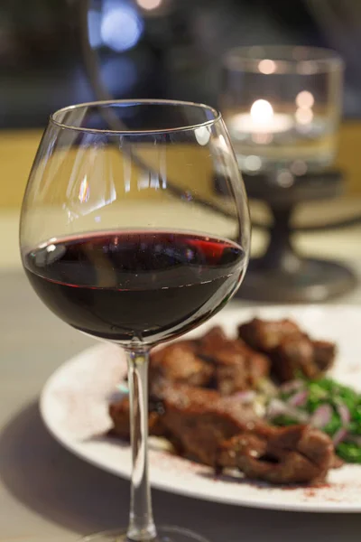 Restoranda klasik akşam yemeği.