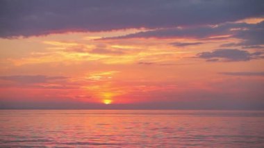 Denizin üzerinde güzel bir gün doğumu