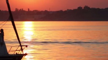 Altın saatte sakin denizlerde yelken yelkenli