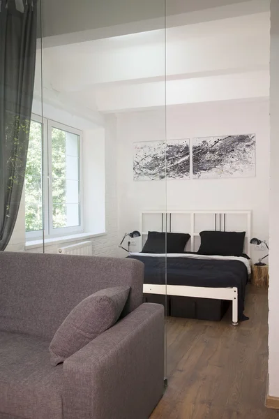 Modernes graues Sofa im Dachgeschoss - Stockfotografie: lizenzfreie
