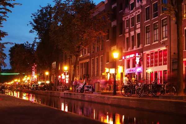 Canal en Amsterdam por la noche — Foto de Stock