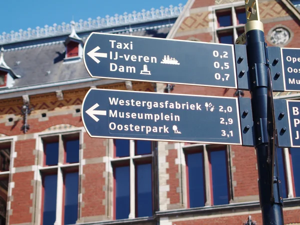 Firma con indicaciones en el centro de Amsterdam — Foto de Stock