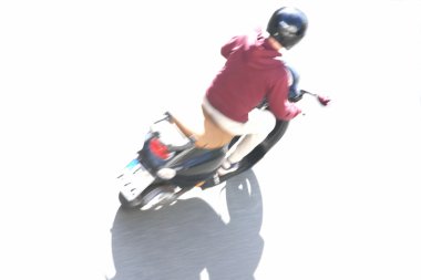 Genç adam bir scooter (2 sürme)