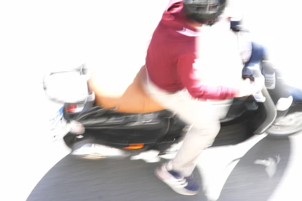 Genç adam bir scooter sürme