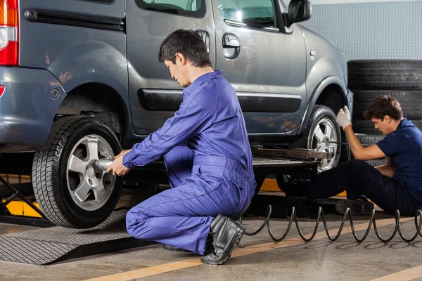 Mecánica de reparación de neumáticos de automóviles —  Fotos de Stock