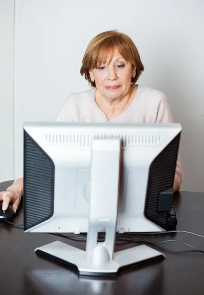 Seniorin benutzt Computer im Unterricht — Stockfoto