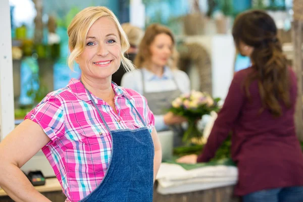 (Inggris) Portrait Of Smiling Female Florist In Shop — Stok Foto