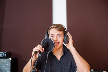 Genç erkek şarkıcı Studio gerçekleştirme