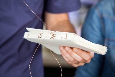 Erkek alt sayfaları kağıt fabrikasında bağlama