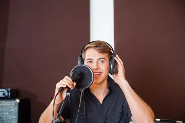 Junger männlicher Sänger tritt im Studio auf — Stockfoto