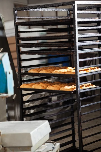 Pães em prateleira de metal na padaria — Fotografia de Stock