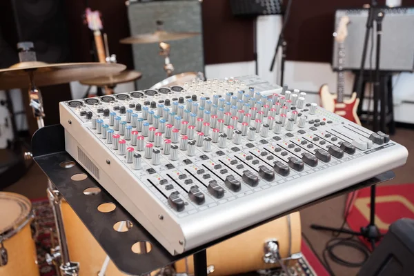 Close-up van grijze muziek Mixer — Stockfoto