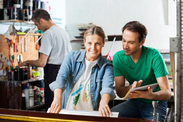 Worker Using Squeegee While Supervisor Holding Digital Tablet — Stock Photo, Image