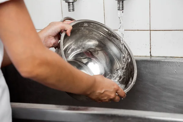 Oříznout obrázek ženské Baker mytí nádobí — Stock fotografie
