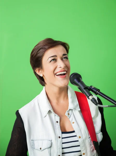 Female Singer Performing Against Green Wall — Stock Photo, Image