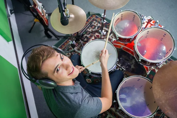 Vertrouwen mannelijke Drummer hoofdtelefoon dragen tijdens het uitvoeren van — Stockfoto