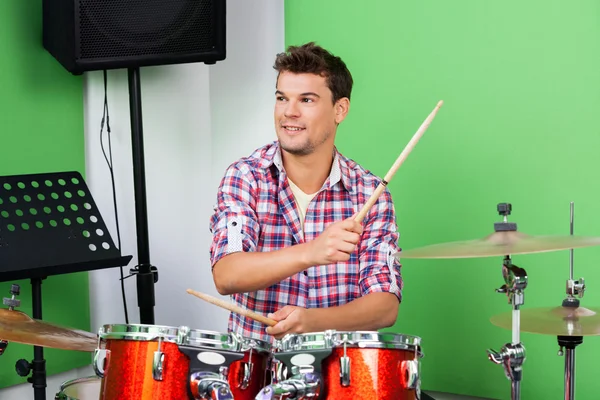 Tambours de jeu professionnels et cymbale dans le studio d'enregistrement — Photo