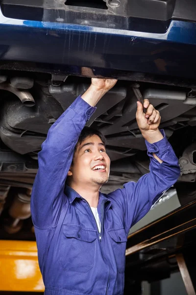 Reparación mecánica bajo coche levantado — Foto de Stock