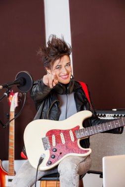 Kadın gitarist Studio gerçekleştirirken işaret