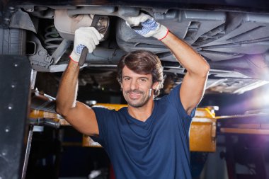 Garage kaldırdı araba altında çalışan makinist