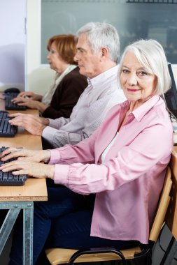 Kendine güvenen kadın kıdemli bilgisayar sınıfı