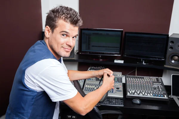 Portret van zelfverzekerde jonge Man mixen van Audio — Stockfoto