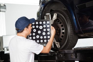 Erkek makinist tekerlekli hizalama makine ayarlama