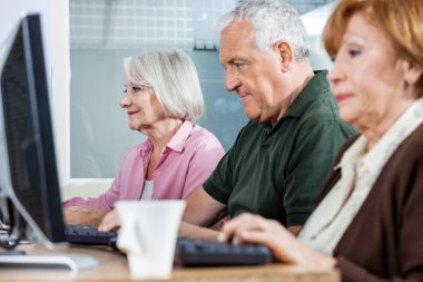 Son sınıf öğrencileri istimal bilgisayar masası