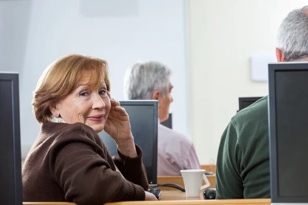 Portrait Of Confident Senior Woman Sitting In Computer Class — Stock Photo, Image